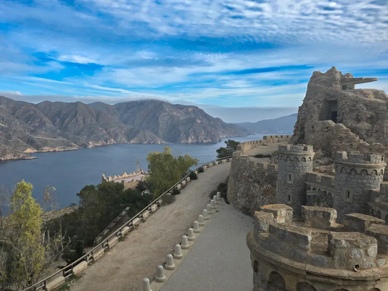 Brama wejściowa do Batería de Castillitos w Hiszpanii