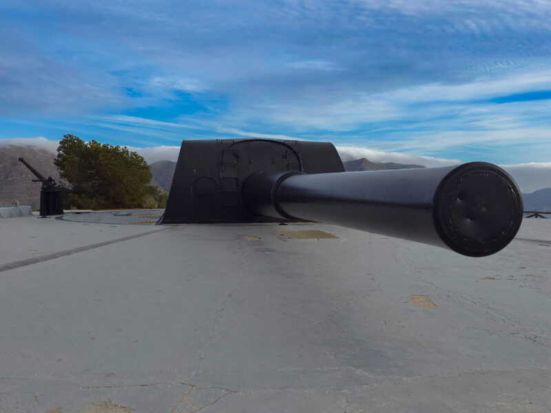 Ogromne działo obronne w Batería de Castillitos skierowane na Morze Śródziemne.