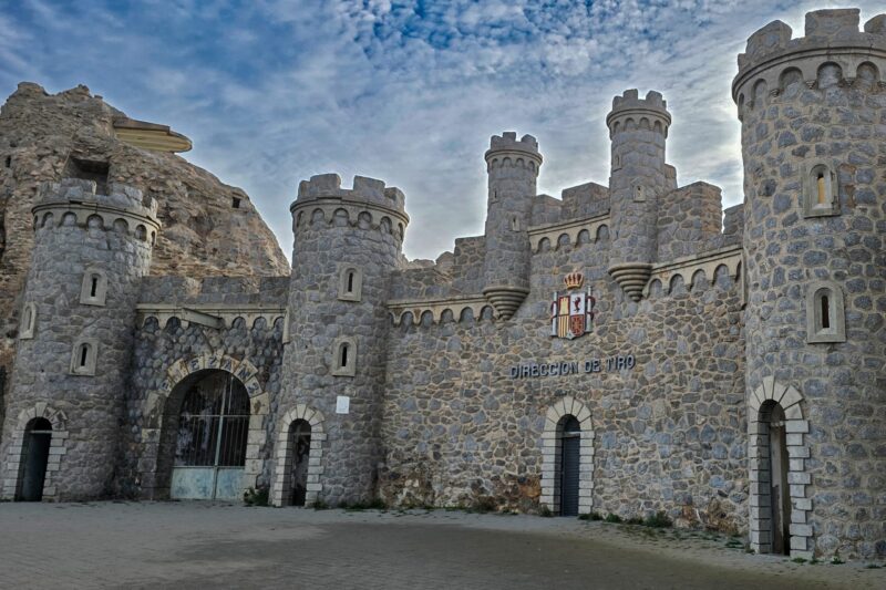 Batería de Castillitos – historyczna forteca w Murcji, Hiszpania, z widokiem na Morze Śródziemne.