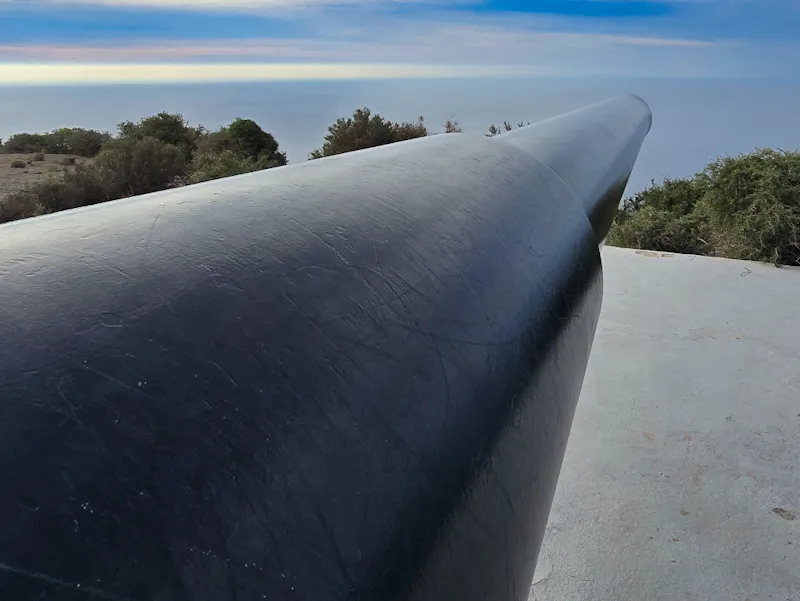 Działo Vickers 381 mm w Batería de Castillitos – imponująca artyleria nad Morzem Śródziemnym.