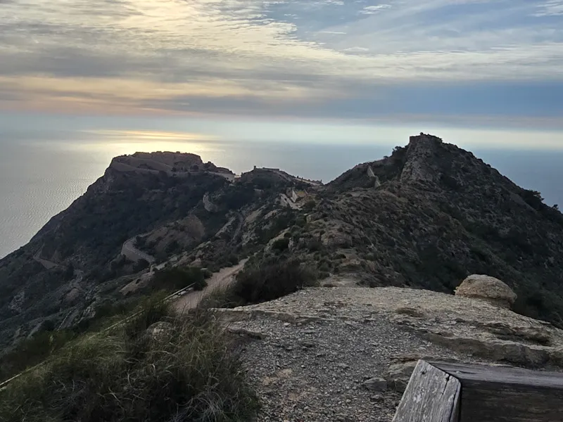 Panorama Batería de Castillitos – spektakularny widok na fortyfikację i Morze Śródziemne w Hiszpanii.